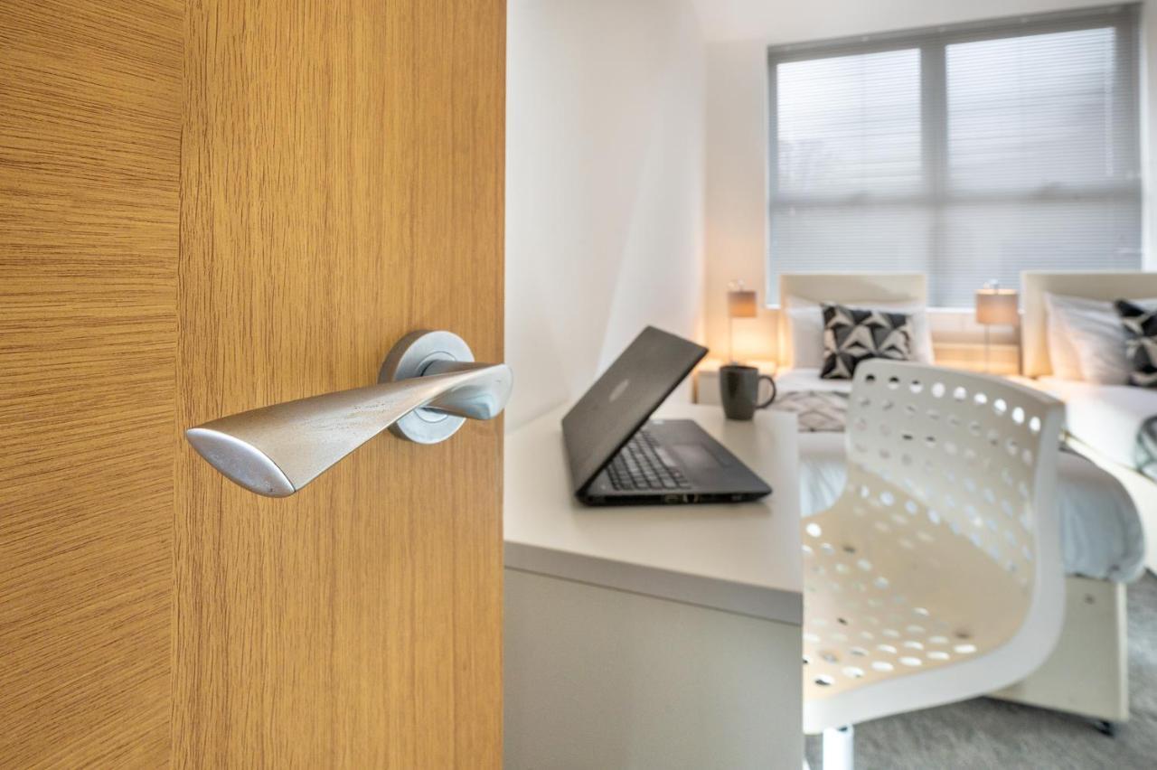 Modern & Spacious 2-Bed Flat With Secure Parking Reading Luaran gambar
